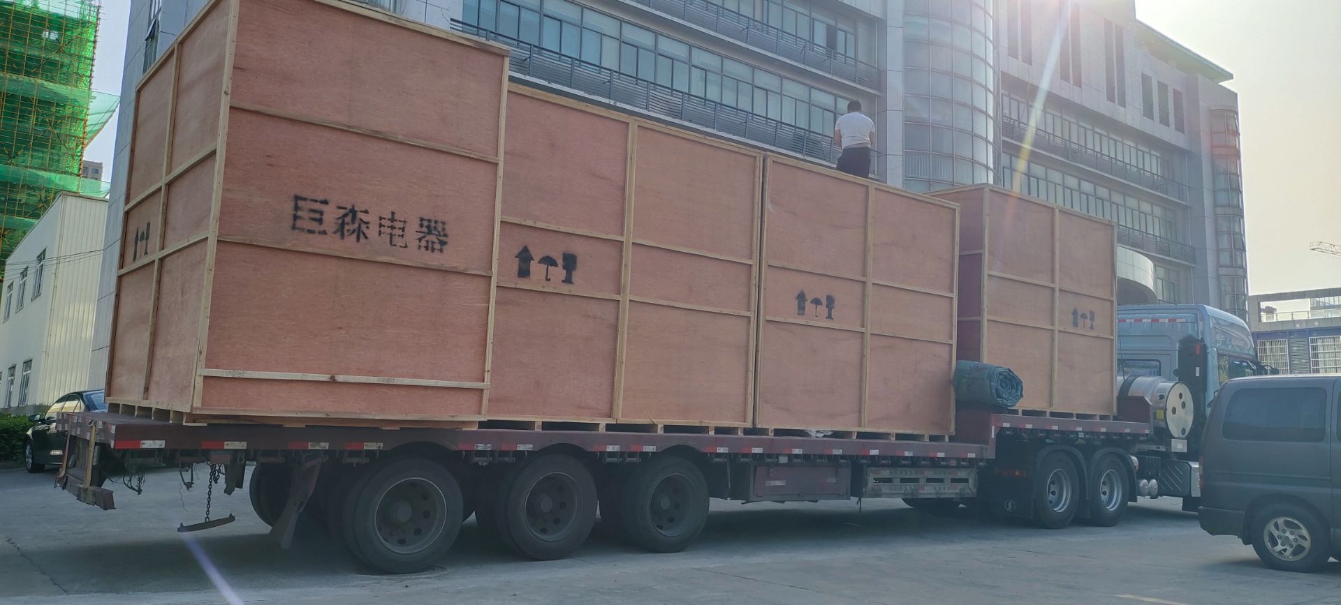 热烈祝贺我公司配套的“印尼OBI4*380MW电厂工程220KV2#总降站35KV项目”4台35KV抑制柜顺利装车发运！