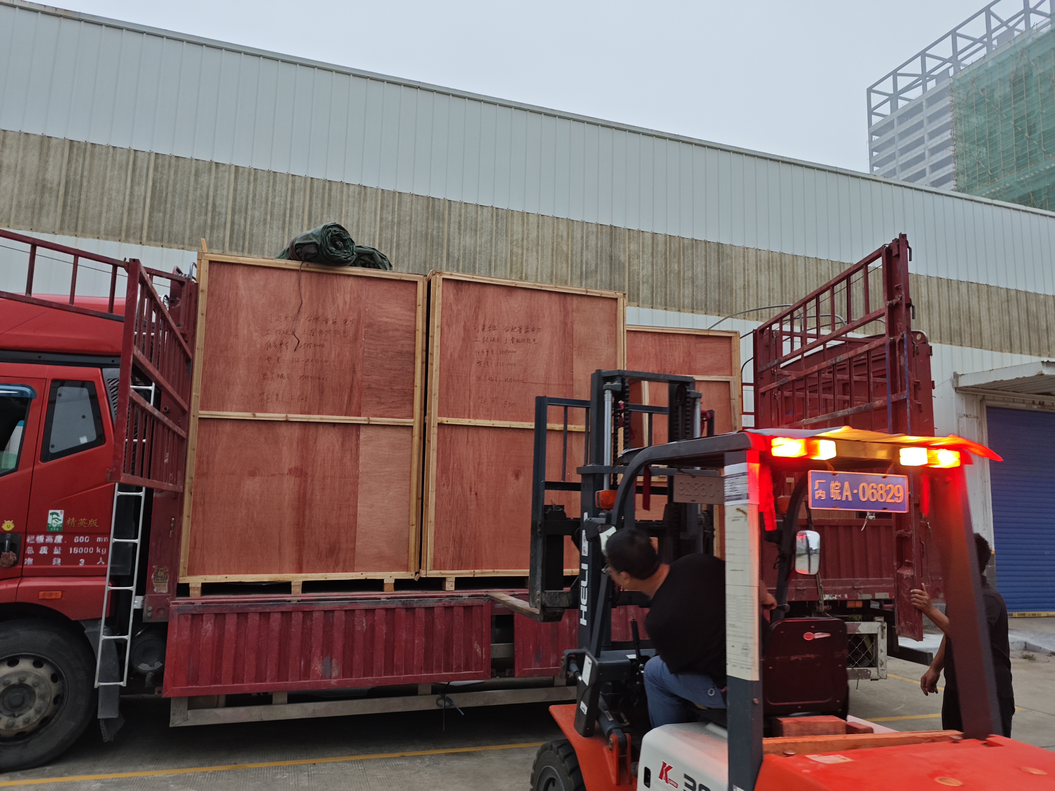 “绍兴上虞杭协热电项目”5台10KV低残压母线保护装置和5台转运小车顺利装车发运！